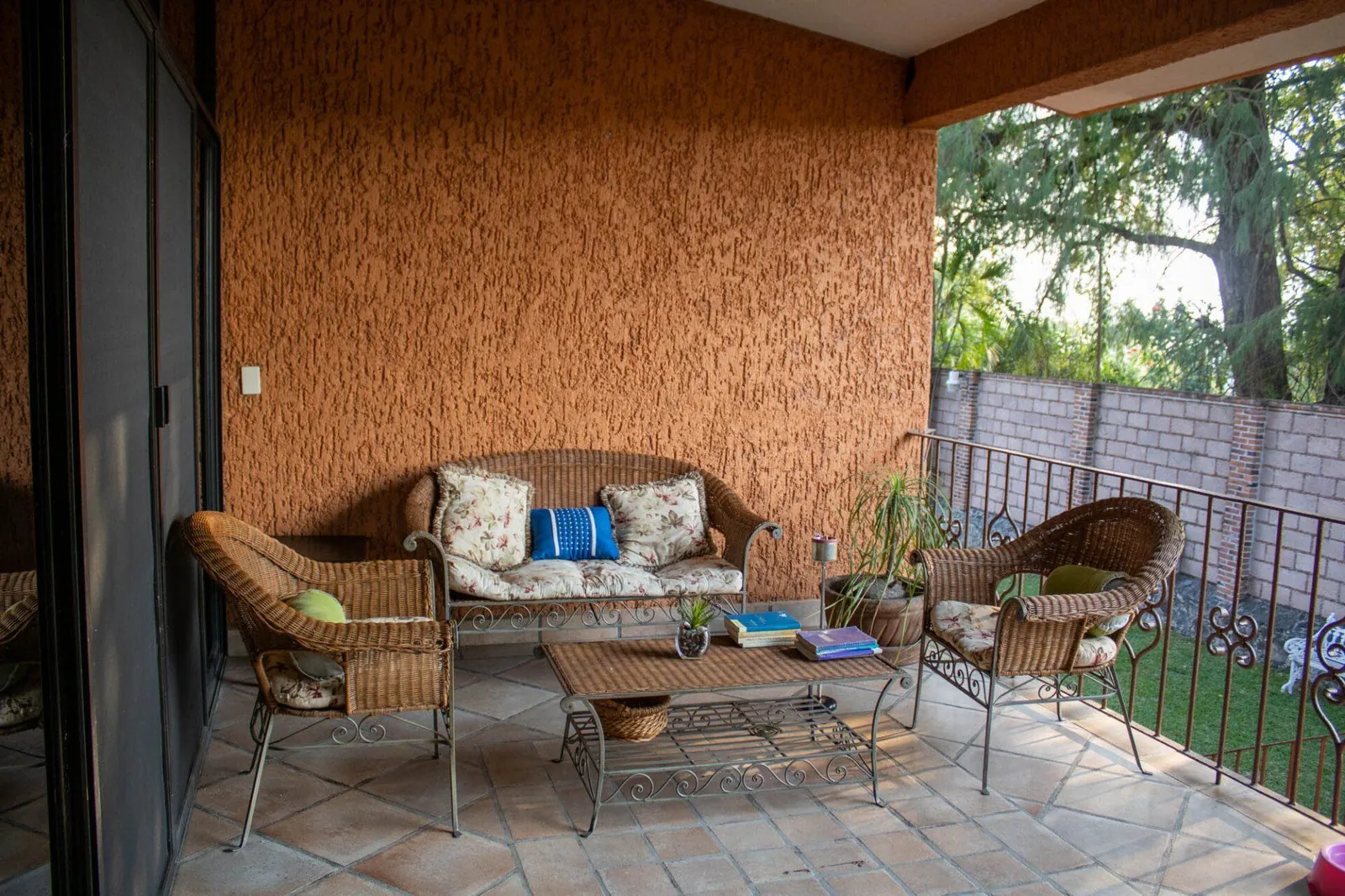 Terraza de descanso en las instalaciones de CESMA, pensada para la convivencia